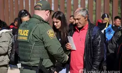'불법입국 즉시추방' 종료…수만명 몰린 국경 대혼란