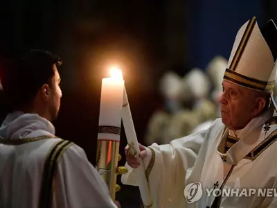 부활 성야 미사 집전하는 프란치스코 교황