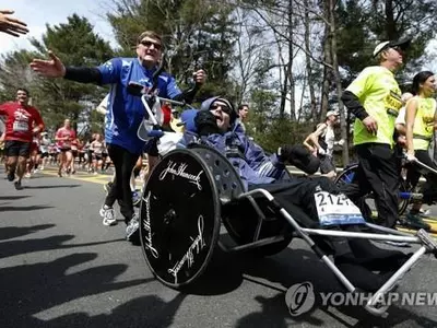 전신마비 장애 휠체어 마라토너, 부친따라 하늘로