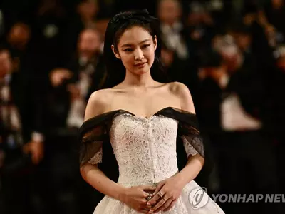 칸영화제 레드카펫 빛낸 제니…할리우드 스타급 환호