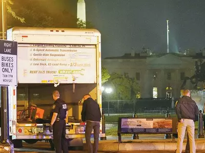 10대 유홀트럭 몰고 백악관 보안벽 돌진