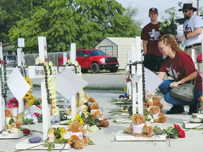 21명 참변 ‘최악의 초등교 총기난사’ 1년, 정치권·총기제조 업계는 요지부동