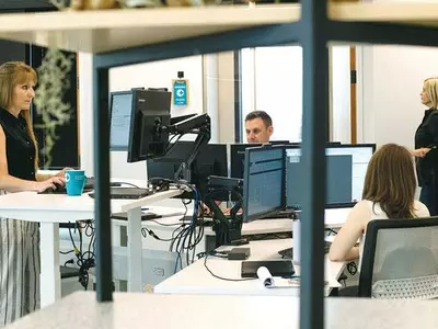 챗GPT ‘일자리 잠식’ 시작… 3D 업종 넘어 사무직까지