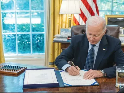 바이든, 부채한도 합의안 서명