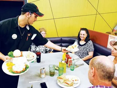 “종업원 급구”… 일부 업종 인력부족 심화