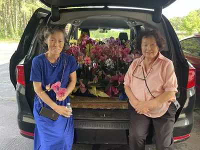 이국자 이사장 한국학교 교사에 호접란 선물