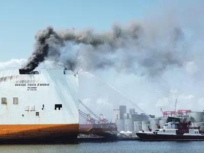 대형 화물선 화재… 소방관 2명 사망, 5명 부상