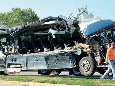 고속도로서 버스·트럭 추돌… 3명 사망 14명 부상