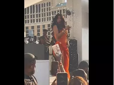 술 뿌리고, 휴대전화 던지고…가수, 공연 중 잇단 '봉변'