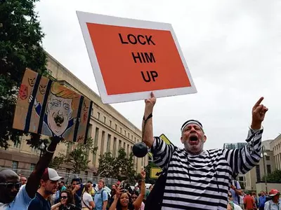 “조작된 혐의” vs “지금도 민주주의 전복하려 해”