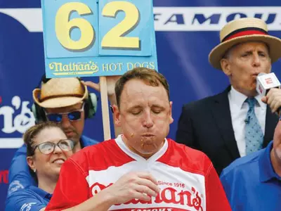 핫도그 먹기 대회와 전문 먹보의 세계
