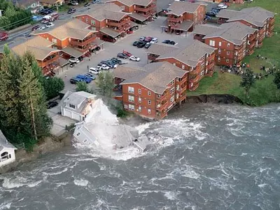 알래스카 ‘빙하 붕괴’로 홍수