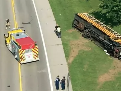 개학날 스쿨버스 전복… 1명 사망·23명 부상