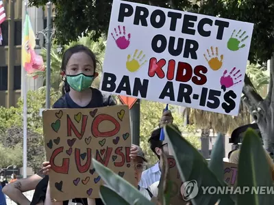 "투명 가방 메야 등교"…학교들, 잇단 총기사건에 규제 도입