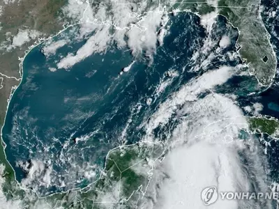 폭풍 접근에 플로리다 46개 카운티 비상사태