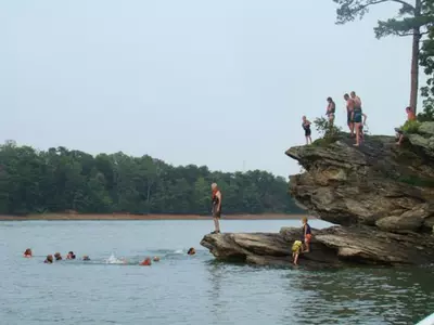 "레이니어 호수에서 수영 조심하세요"