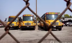 스쿨버스 운전사 부족해 개학 연기·교통카드 지급