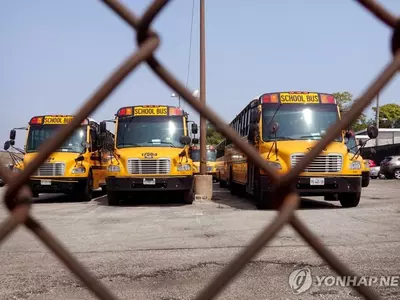 스쿨버스 운전사 부족해 개학 연기·교통카드 지급
