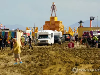 "진흙탕 사막 10㎞ 사투 끝 탈출한 팝스타"…버닝맨 축제서 7만명 고립