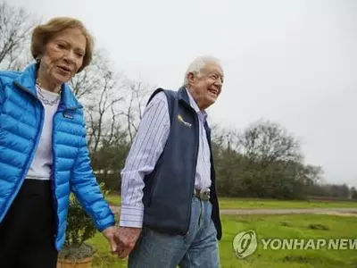 '암 투병' 지미 카터, 부인과 고향 땅콩축제 나들이