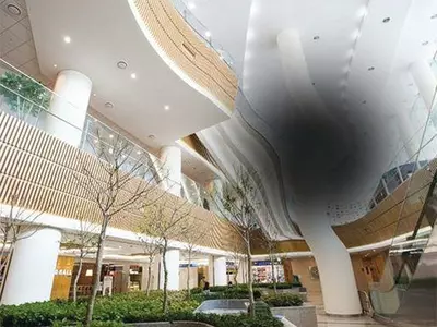 “사물 휘어져 보이고 시야에 검은 점이…”