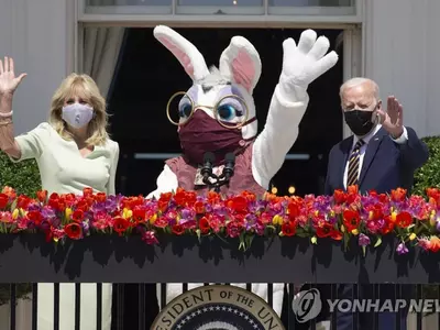 '부활절 토끼 인형'과 함께 손 흔드는 바이든 부부