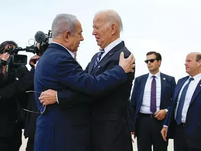 바이든, 활주로 영접 네타냐후와 ‘연대의 포옹’