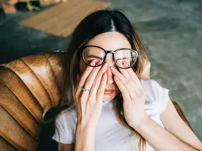 눈앞에 날파리가 날아다니는 증상이 나타나면…