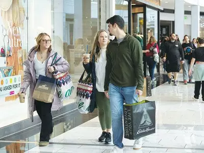 전망 비웃듯 소비 멈추지 않는 미국인들… 이유는?