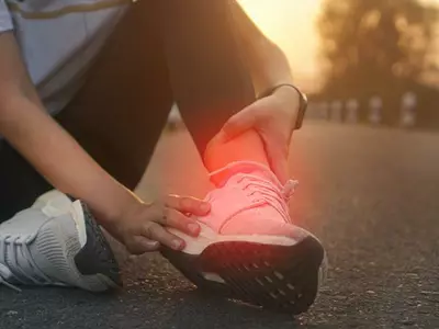 달리다가 삐끗한 발목 염좌 방치하면…