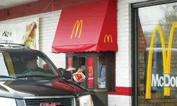 “매장 대신 드라이브 스루 간다”… 요식업계 ‘대변혁’