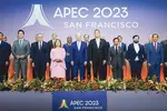 APEC 정상들과 윤 대통령 나란히