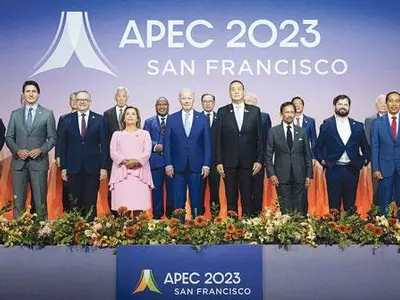 APEC 정상들과 윤 대통령 나란히