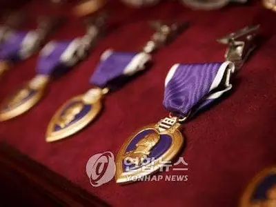 한국전 참전 미군 훈장 가족품에 돌려준 중고품점 자원봉사자