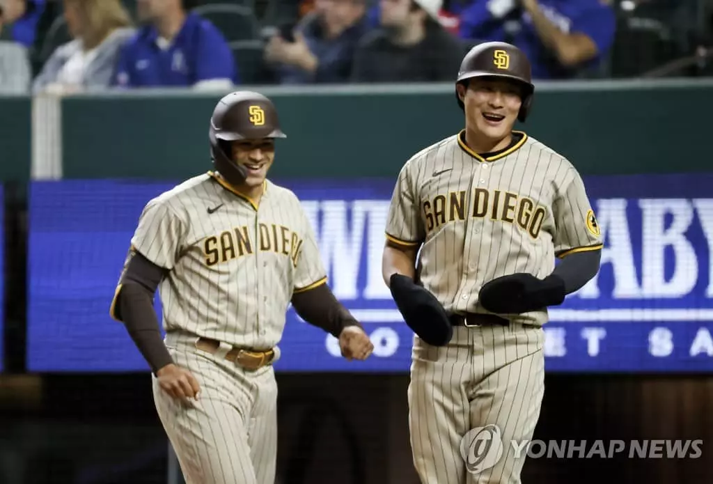 김하성 MLB 첫 홈런…왼쪽 폴 맞힌 동점 솔로포 등 첫 3번 출루