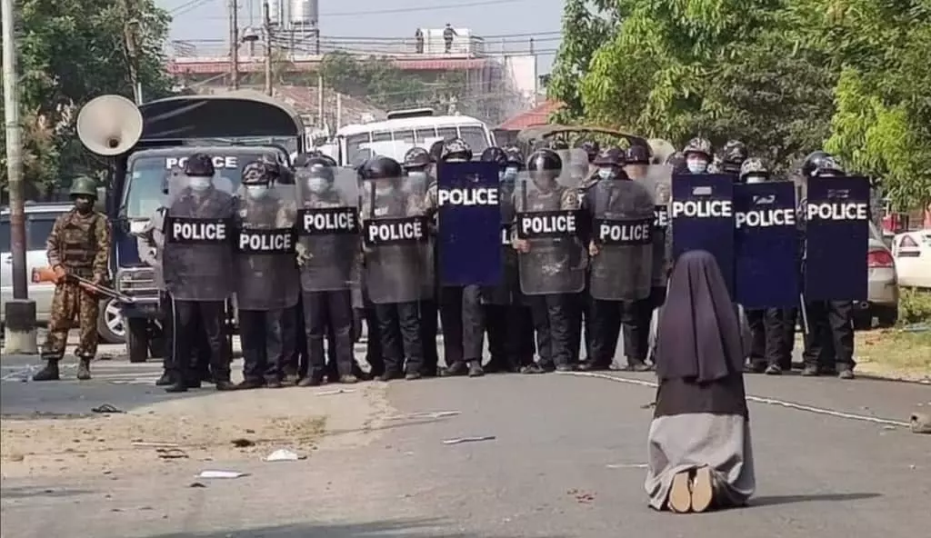 '쏘지 말아주세요'…미얀마 무장경찰 앞에 무릎 꿇은 수녀