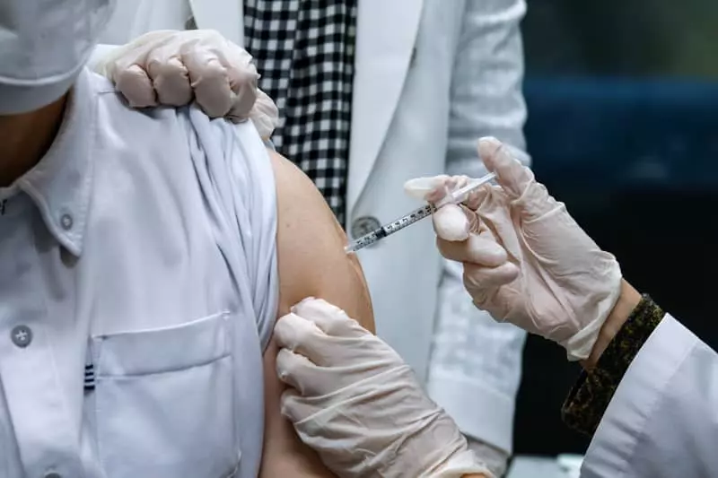 주정부들, 백신 접종 연령 50대로 낮춰…공급 확대 덕분