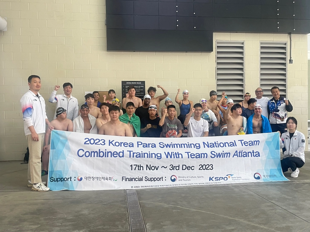 글로벌 수영캠프에 참가한 동남부 장애인 체육회 소속 선수들과 대한민국 장애인 수영 대표팀이 한자리에 모였다.