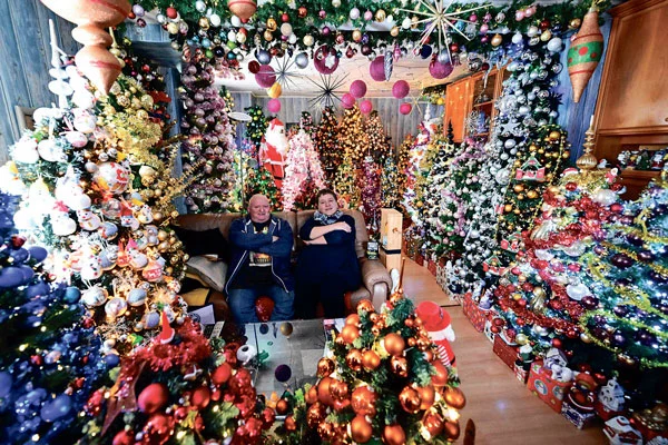 30일 이들 부부가 크리스마스 트리와 장식들이 빽빽이 들어찬 집을 선보이고 있다.
