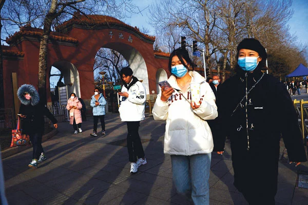 올해 초 중국 수도 베이징 거리에서 마스크를 쓴 주민들이 걸어가고 있다. [로이터]