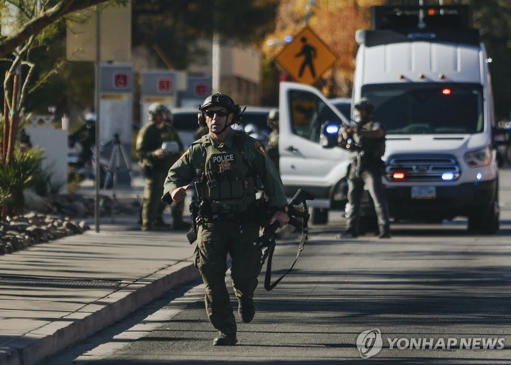 네바다주 라스베이거스 네바다대학(UNLV)에서 총격 사건이 발생해 무장 경찰이 현장으로 달려가고 있다. 이날 사건으로 최소 3명이 병원으로 이송됐고 용의자는 숨진 것으로 알려졌다. (라스베이거스 AP=연합뉴스)