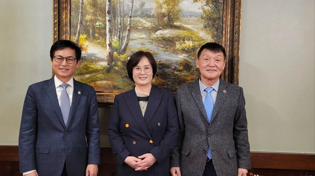 이경철 총회장과 김형률 이사장, 김은영 사무차장이 7일 둘루스 청담에서 방한 성과를 보고하고 있다.