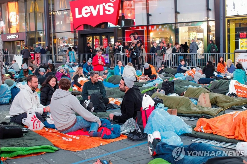 16일 뉴욕의 타임스퀘어에서 시민들이 청년 노숙자 문제의 심각성을 알리기 위한 '노숙 시위'를 벌이고 있다. 미국에서도 빈부 격차가 날로 커지면서 젊은층 노숙자들이 늘고 있다. (뉴욕 AFP=연합뉴스)