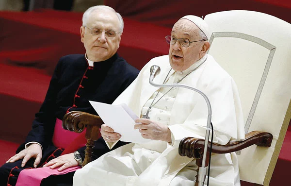  바티칸 교황청이 사제들의 동성 커플 축복을 허용한다고 공식 발표, 파장이 예상된다. 프란치스코 교황이 지난 16일 바티칸에서 신도들 접견을 하고 있다. [로이터]