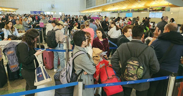  연말 연휴시즌 대이동이 시작된 가운데 LA 국제공항(LAX) 국제선 터미널 출국장이 여행객들로 가득 들어차 있다. [박상혁 기자]