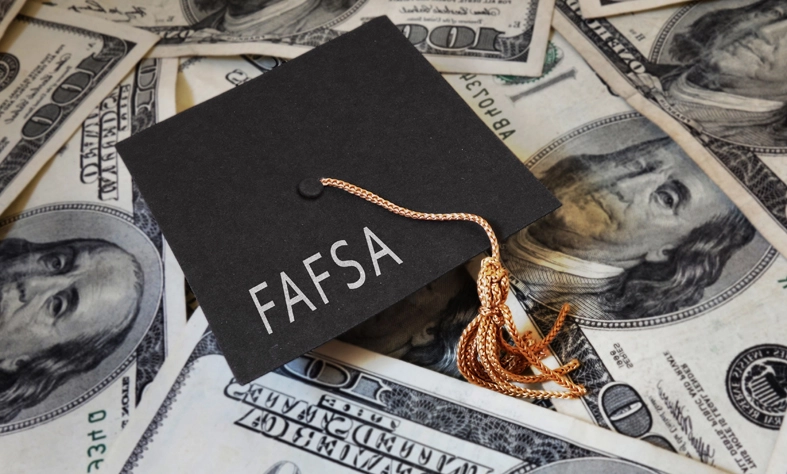 올해‘연방 학자금 보조 무료 신청서’(FAFSA) 신청 절차가 대폭 변경됨에 따라 접수 시기가 예년보다 2달 넘게 지연되고 있다. 불필요한 지연 없이 학자금을 지원받으려면 신청 전 변경 내용을 잘 이해해야 한다.<Shutterstock>