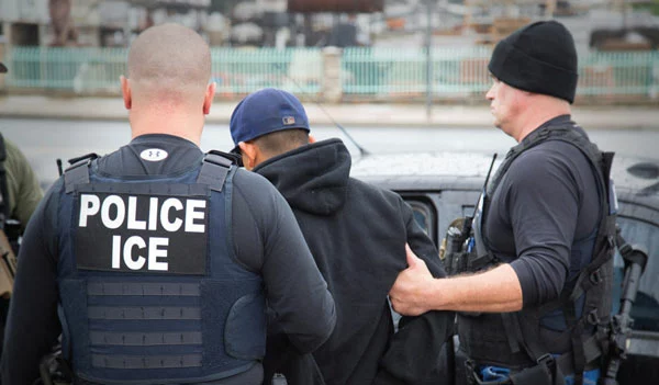  연방 이민단속국 요원들이 LA 지역에서 범법 이민자 집중 단속 작전을 벌였다. [로이터]