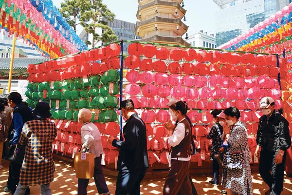  한국인은 주요 종교 중 불교에 대한 높은 호감도를 갖고 있는 것으로 조사됐다. 사진은 초파일 연등행사에 참석한 한국 불교신도들의 모습. [로이터]