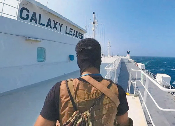  총기로 무장한 예멘의 후티 반군 대원이 홍해 지역에서 일본 해운사 소속 선박 ‘갤럭시 리더’를 나포해 배 위를 걸어가고 있다. [로이터]