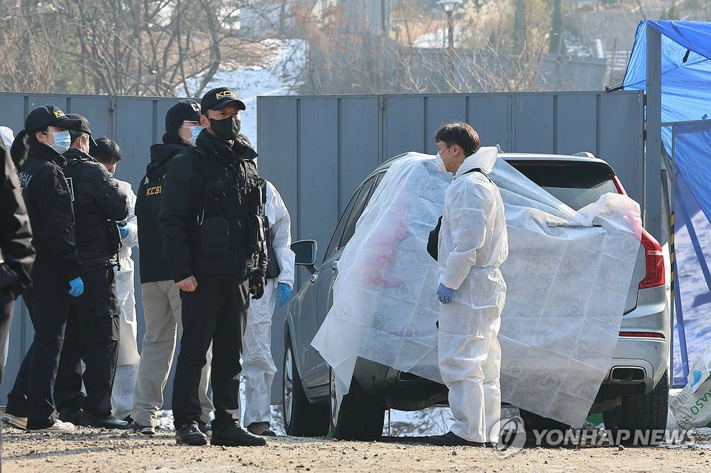 27일 오전 서울 종로구 와룡공원 인근에서 배우 이선균이 차 안에서 숨진 채로 발견돼 경찰이 현장 감식을 하고 있다.이선균은 최근 마약 투약 혐의로 최근 검찰 조사를 받아왔다